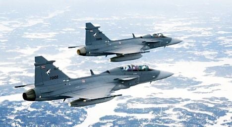 Swiss socialists want vote on fighter jet deal
