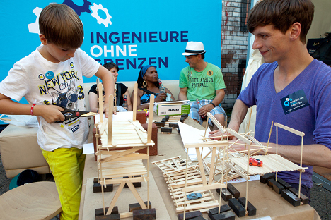Kids getting involved at a hands-on workshop. Photo: Karenval der Kulturen