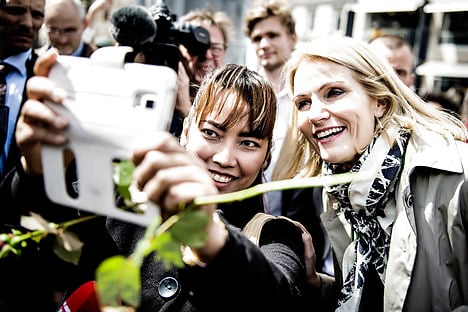 Helle Thorning-Schmidt handed out roses and posed for selfies at Nørreport Station on Wednesday. Photo: Thomas Lekfeldt