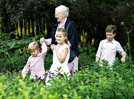 The queen also spent plenty of time choosing her grandchildren's small hands over a smoke. Photo: Hanning Bagger/Scanpix