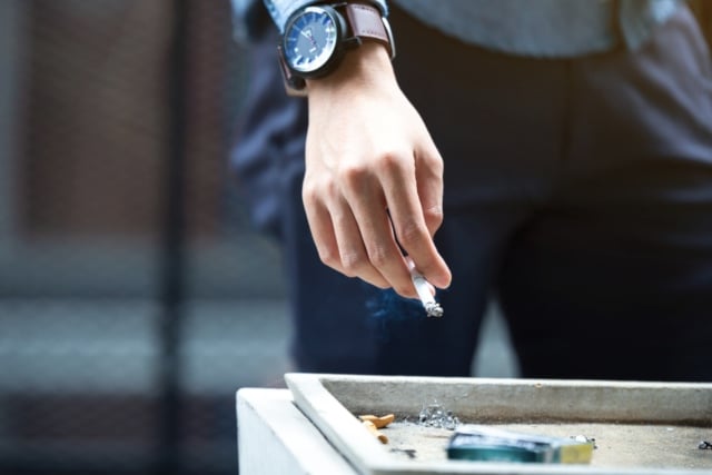 Delay for partial smoking ban at Swiss train stations