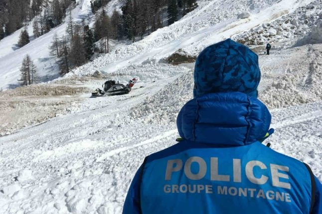 People suspected buried in avalanche at popular Swiss ski resort