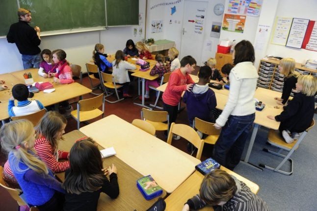 Why are primary school students in Switzerland not required to wear masks?