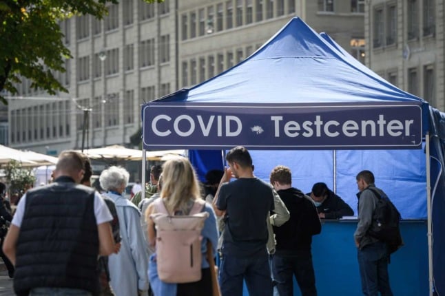 A Covid-19 test centre in Bern set up in an outdoor tent. Photo: Fabrice COFFRINI / AFP
