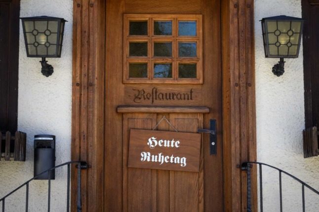 A sign on a door says in German 'rest day today'