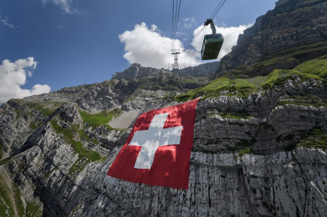 Large cable cars will have their capacity reduced to 70 percent. Photo by Fabrice Coffrini / AFP