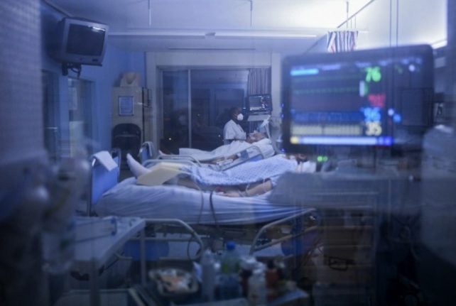 Covid patients are occupying increasingly more beds in Swiss ICUs. Photo by JOHN THYS / AFP