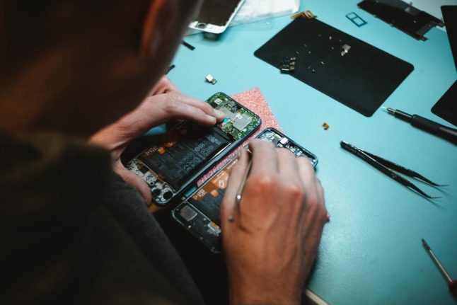 Swiss may soon have a legal right to repair a broken iPhone rather than toss it away. Photo by Kilian Seiler on Unsplash