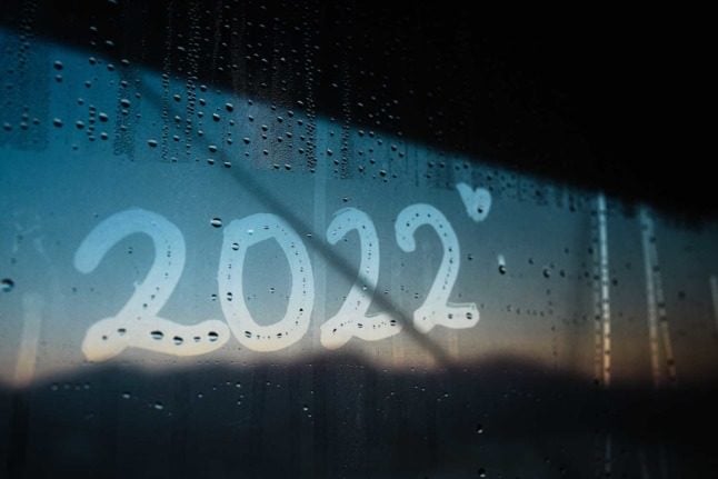 2022 is written on a foggy windowsill. 