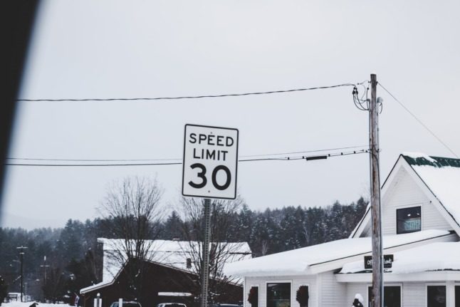 A sign indicating a speed limit of 30km/h